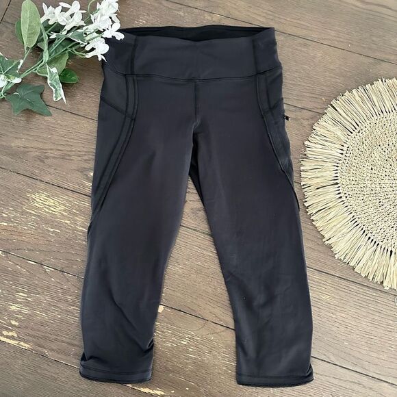 Lululemon Capris Leggings in Black size 4 ruched style on hems pockets - Picture 2 of 8